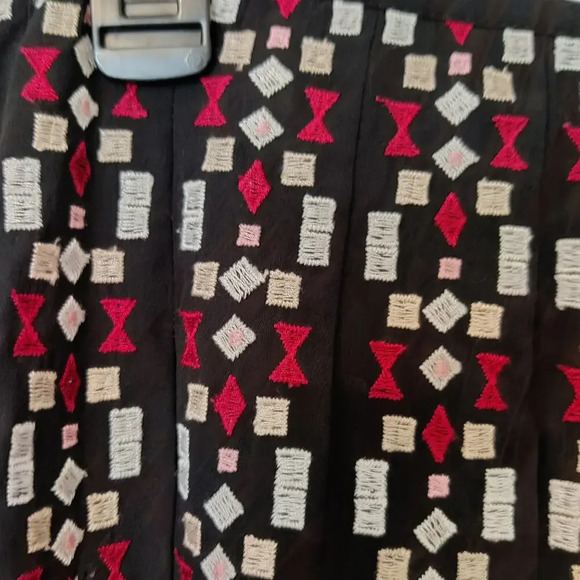 Ann Taylor Black Red Geometric Pleated Embroidered Skirt Knee Length Size 10 - Picture 7 of 10